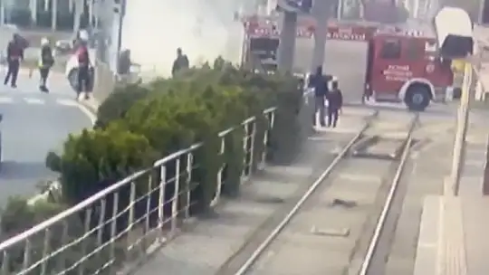 Alev alan elektrikli otomobil yangın battaniyesiyle söndürüldü