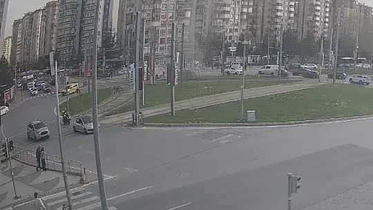 Alev alan elektrikli otomobil yangın battaniyesiyle söndürüldü