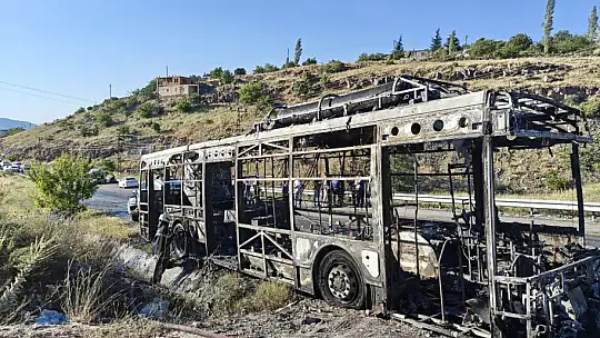 Alev alan halk otobüsü küle döndü