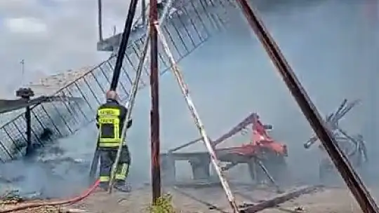 Alev alan saman balyaları evi yaktı