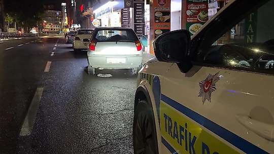 Alkollü sürücü 'burada çevirme olmaz' dedi, yoldan geçen araçları durdurmaya çalıştı