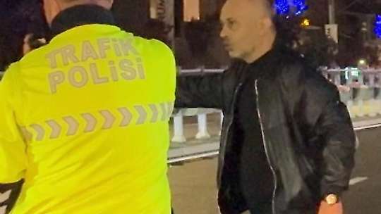 Alkollü sürücü 'burada çevirme olmaz' dedi, yoldan geçen araçları durdurmaya çalıştı