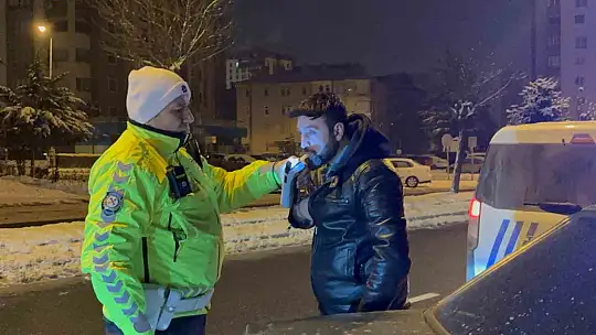 Alkollü sürücü 'ekmeğim gider' diyerek, işlem yapılmamasını istedi