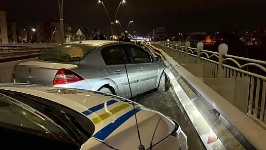 Alkollü sürücü bariyerlere girdi: 25 bin TL ceza yazıldı