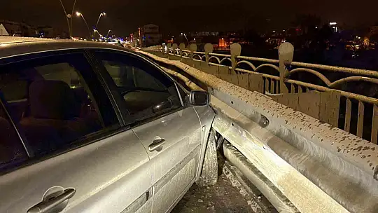 Alkollü sürücü bariyerlere girdi: 25 bin TL ceza yazıldı