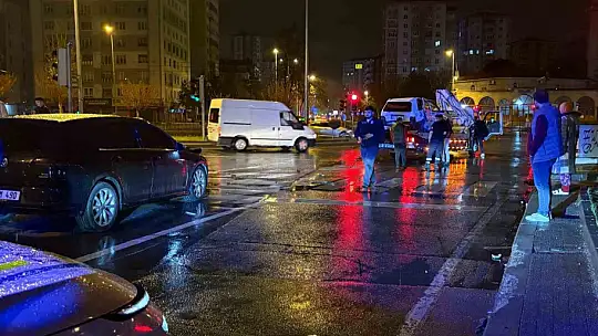 Alkollü sürücü kırmızı ışıkta bekleyen otomobile çarptı: 1 yaralı