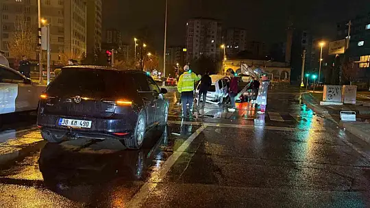 Alkollü sürücü kırmızı ışıkta bekleyen otomobile çarptı: 1 yaralı