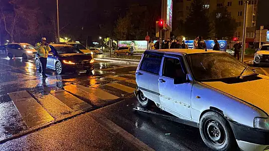 Alkollü sürücü kırmızı ışıkta bekleyen otomobile çarptı: 1 yaralı