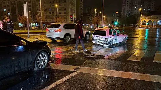 Alkollü sürücü kırmızı ışıkta bekleyen otomobile çarptı: 1 yaralı