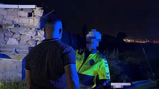Alkollü sürücü merakına yenik düştü