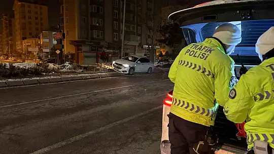 Alkollü sürücü önce ağacı devirdi ardından aydınlatma direğine çarptı