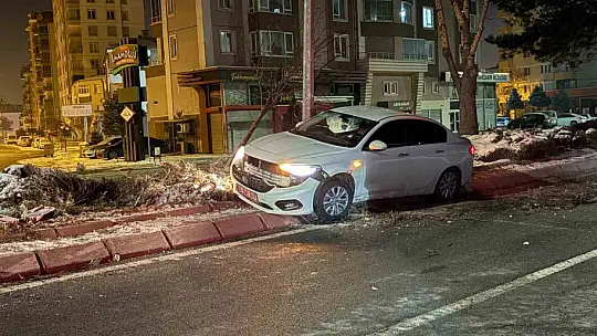 Alkollü sürücü önce ağacı devirdi ardından aydınlatma direğine çarptı