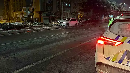 Alkollü sürücü önce ağacı devirdi ardından aydınlatma direğine çarptı
