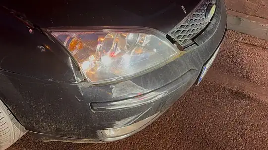 Alkollü sürücü ters yönden ilerleyerek, servis aracına çarptı