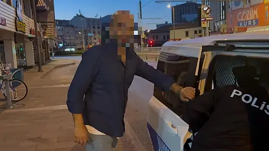 Alkollü sürücü ters yönden ilerleyerek, servis aracına çarptı