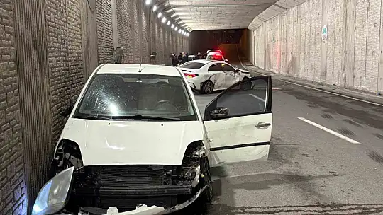 Alkollü sürücünün karıştığı kazada lüks otomobil pert oldu