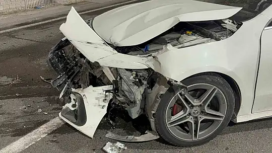 Alkollü sürücünün karıştığı kazada lüks otomobil pert oldu