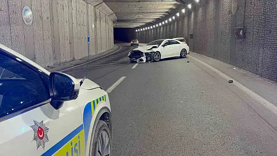 Alkollü sürücünün karıştığı kazada lüks otomobil pert oldu