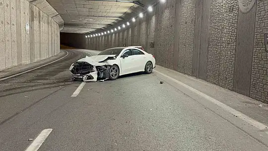 Alkollü sürücünün karıştığı kazada lüks otomobil pert oldu