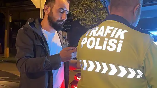 Alkollü yakalanan sürücü, ekiplere 'abartmayın' diyerek çıkıştı