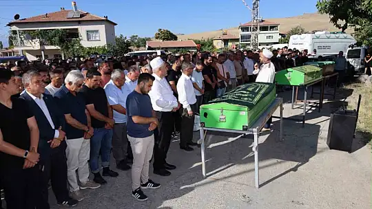 Almanya'dan memleketlerine giderken kazada ölen 3 kişi son yolculuğuna uğurlandı