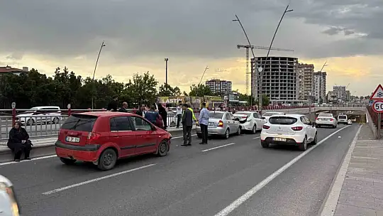 Alt geçit girişinde 4 otomobil çarpıştı: 2 yaralı