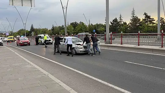 Alt geçit girişinde 4 otomobil çarpıştı: 2 yaralı