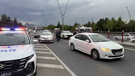 Alt geçit girişinde 4 otomobil çarpıştı: 2 yaralı