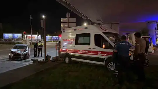 Ambulans ile otomobil çarpıştı: 6 yaralı