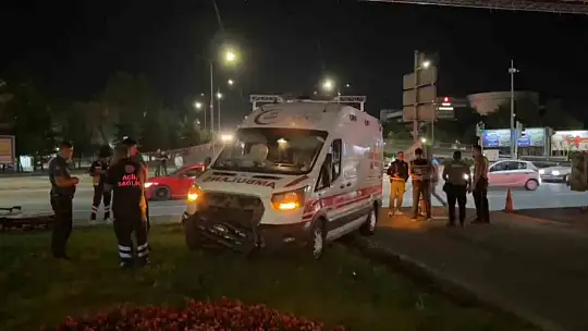 Ambulans ile otomobil çarpıştı: 6 yaralı