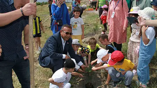 Anaokulu öğrencileri 500 fidan dikti