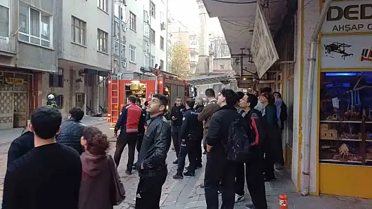 Apartmanın koridorunda çıkan yangın paniğe neden oldu
