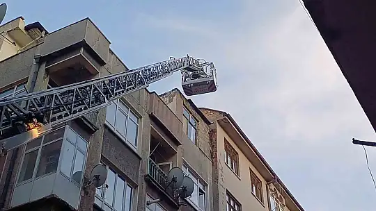 Apartmanın koridorunda çıkan yangın paniğe neden oldu