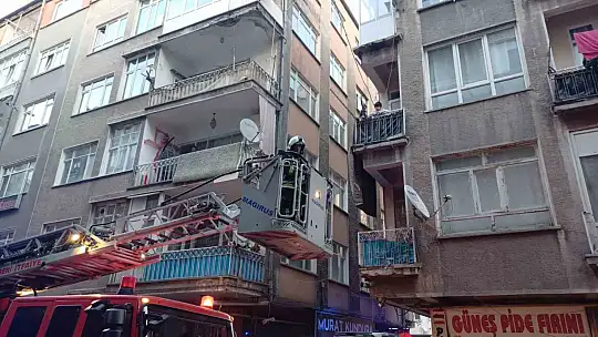 Apartmanın koridorunda çıkan yangın paniğe neden oldu