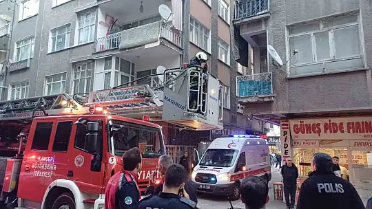 Apartmanın koridorunda çıkan yangın paniğe neden oldu