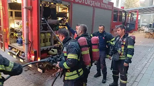 Apartmanın koridorunda çıkan yangın paniğe neden oldu