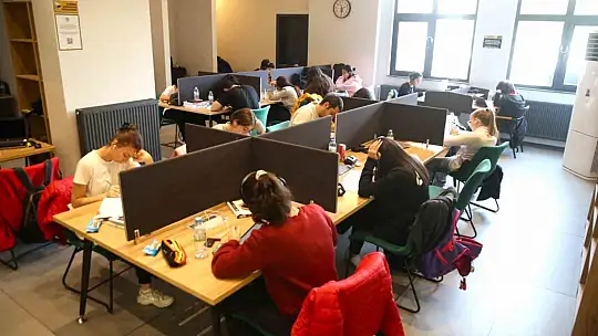 Ara tatilde Melikgazi'nin Akıl Küpü Kütüphaneleri dolup taşıyor