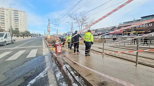 Araç refüjde bekleyen yayaların arasına daldı: 3 yaralı