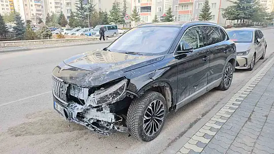 Araç refüjde bekleyen yayaların arasına daldı: 3 yaralı