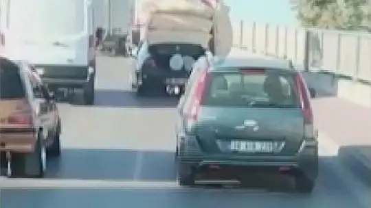 Araçlarına fazla yük atarak trafiği tehlikeye soktular