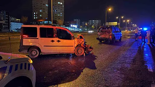 Arızalı minibüse çarpan araçta 7 aylık bebek dahil 6 yaralı