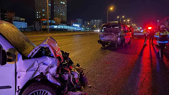 Arızalı minibüse çarpan araçta 7 aylık bebek dahil 6 yaralı