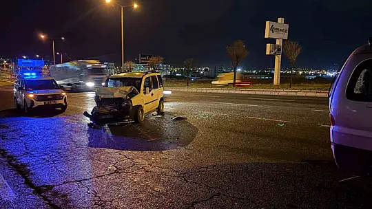 Arızalı minibüse çarpan araçta 7 aylık bebek dahil 6 yaralı