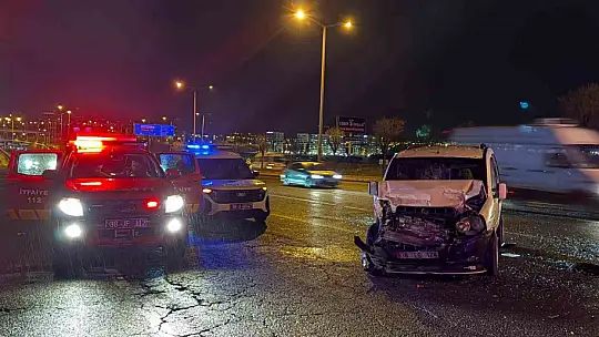 Arızalı minibüse çarpan araçta 7 aylık bebek dahil 6 yaralı