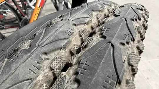 Askıda bisiklet parçaları, çocukların yüzünü güldürüyor