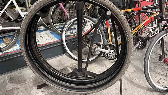 Askıda bisiklet parçaları, çocukların yüzünü güldürüyor