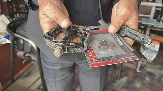 Askıda bisiklet parçaları, çocukların yüzünü güldürüyor