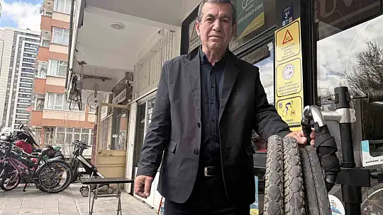 Askıda bisiklet parçaları, çocukların yüzünü güldürüyor