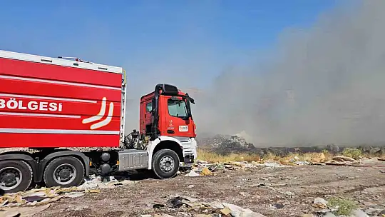 Atık madde yangınında güvercinleri korudular