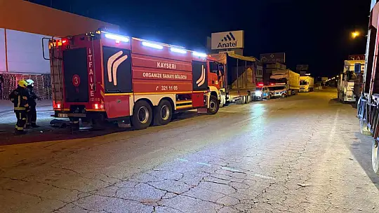 Atık maddeler alev aldı, fabrikaya sıçrayan yangın büyümeden söndürüldü